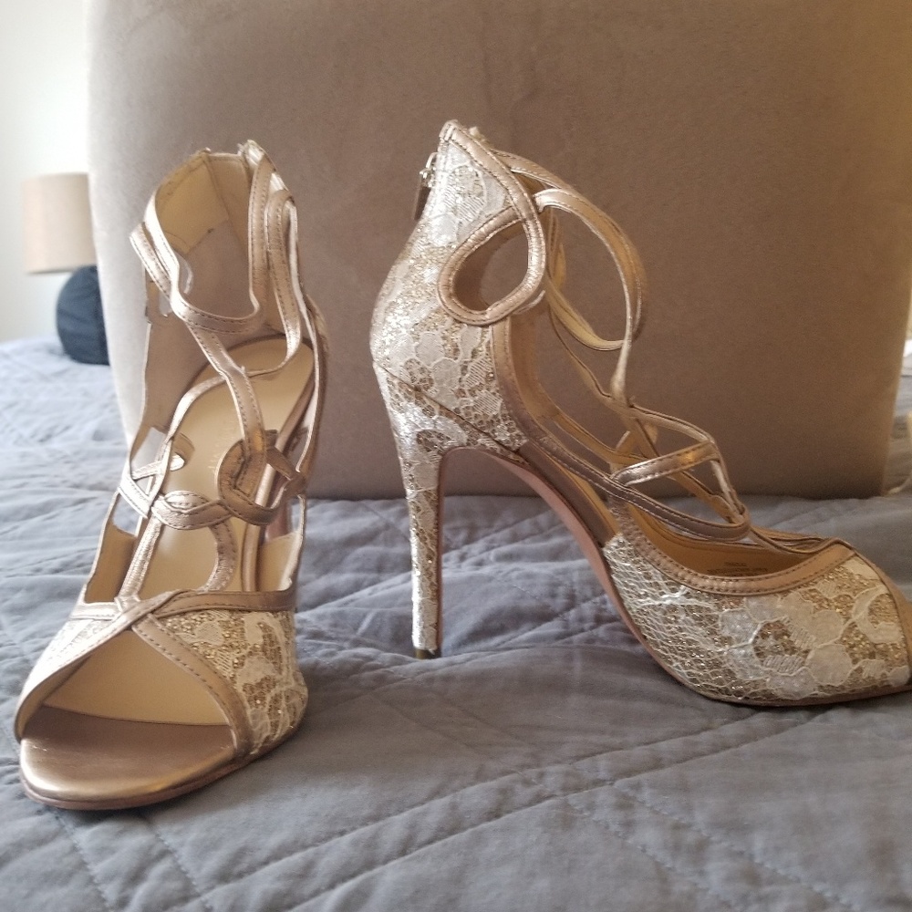 Peep toe gold lace